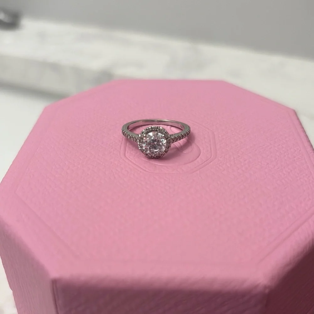 Elegant 14K White Gold Diamond Engagement Ring – Halo Setting - Picture 1 of 6